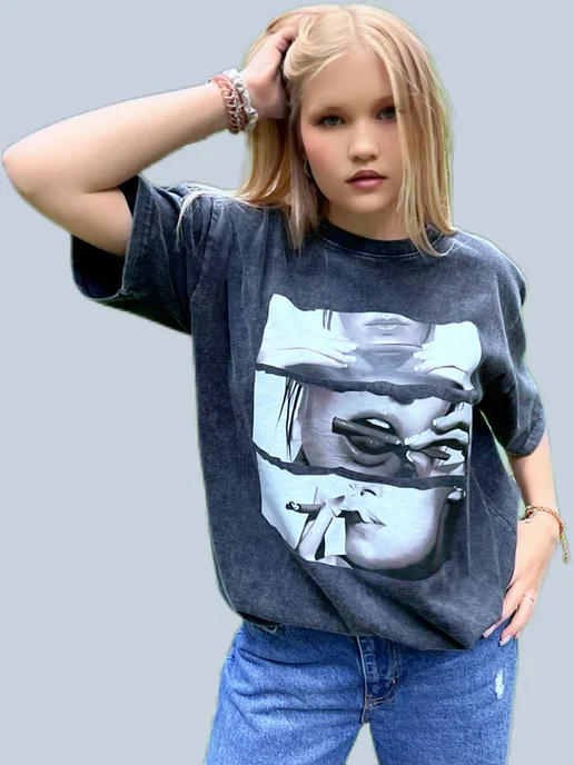 Футболка оверсайз с принтом девушка